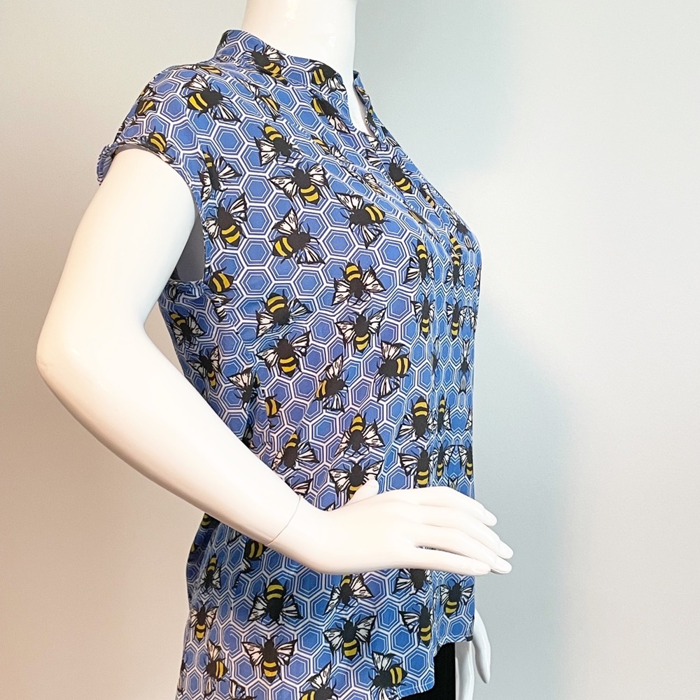 Lauren Gold sleeveless blouse, bees on honeycomb, v neck, silk top, blue white - Picture 2 of 7